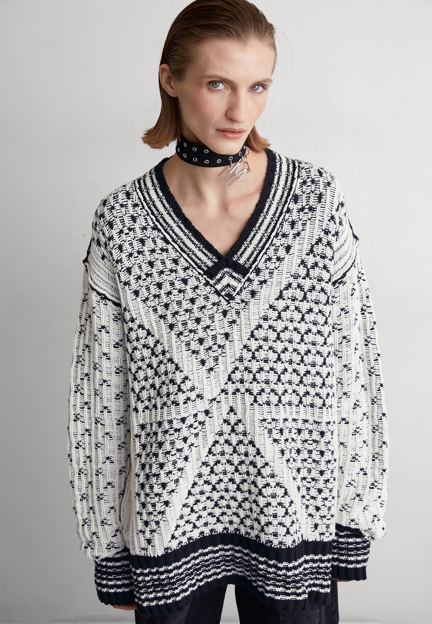 (関税・送料込)MM6 Maison ロゴ ジャカード Vネック セーター 関税・送料込)MM6 Maison ロゴ ジャカード Vネック セーター