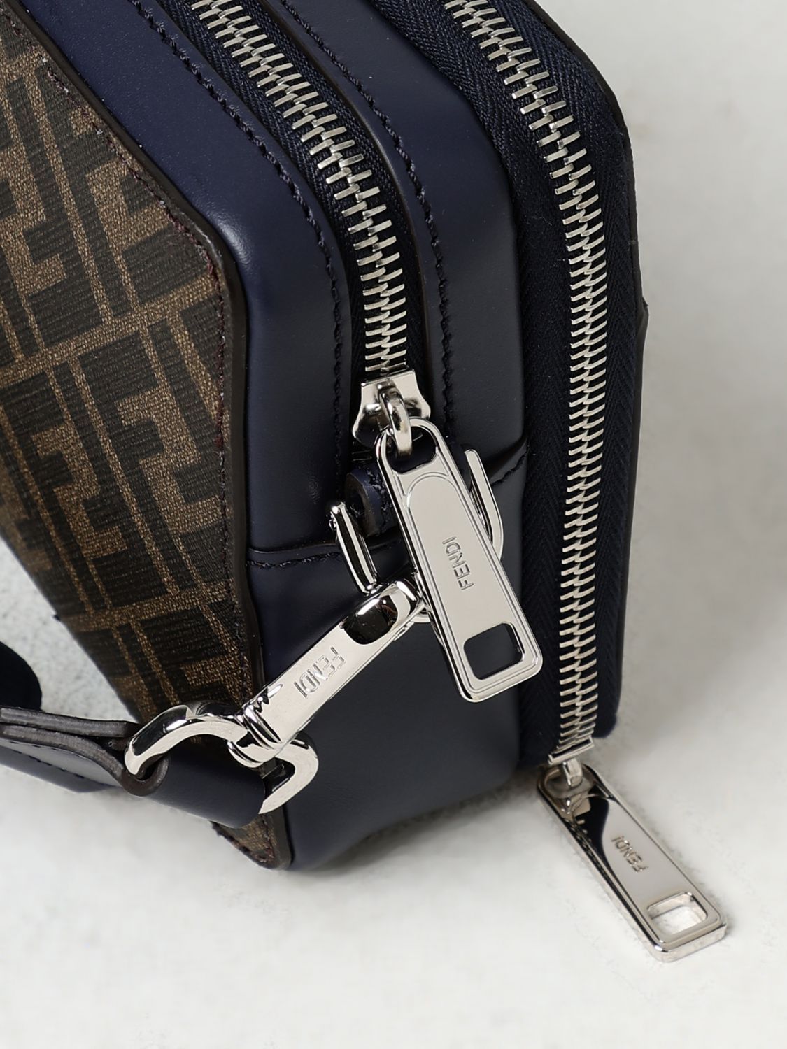 関送込 FENDI スクエアFF カメラケース オーガナイザー