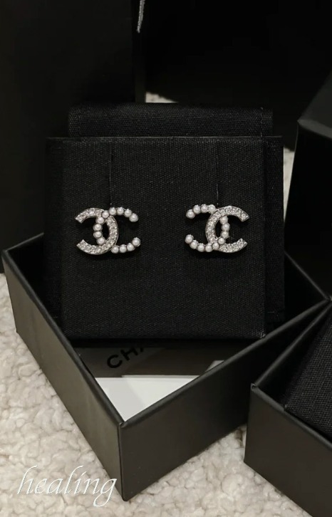 パール&ストーンがアクセント♪【CHANEL】キラリ CCマークピアス
