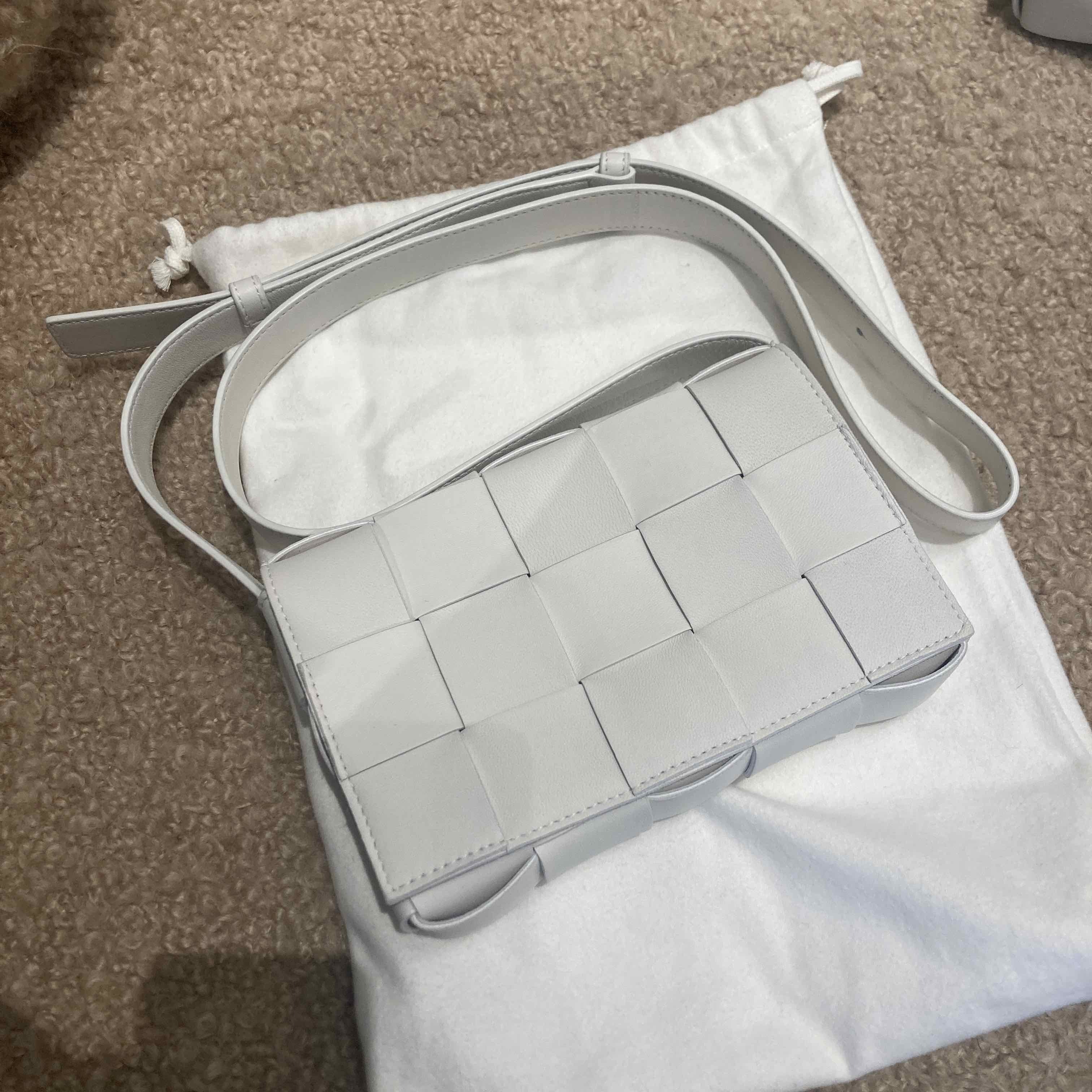 SALE《Bottega Veneta》スモール カセット クロスボディバッグ★