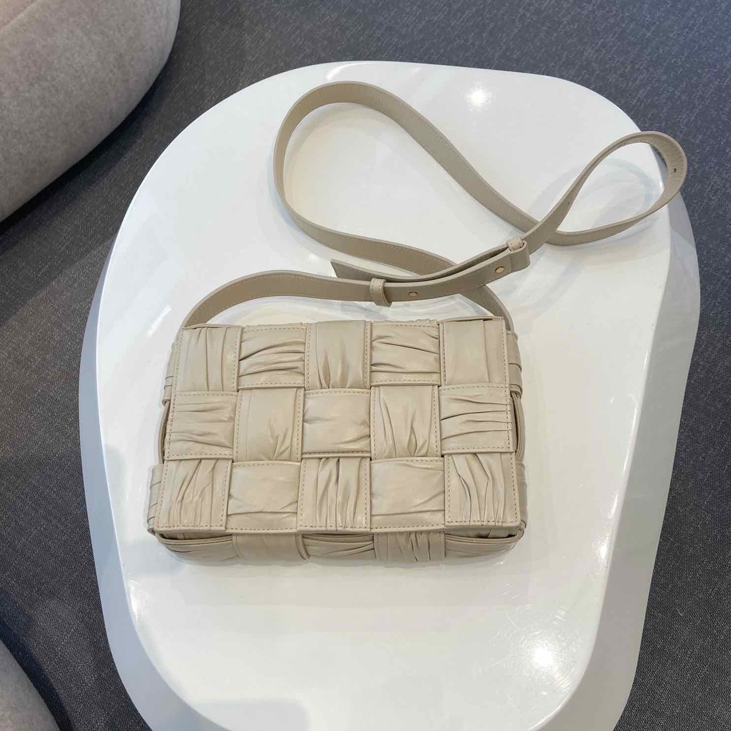SALE《Bottega Veneta》イントレチャート プリッセ クロスボディ