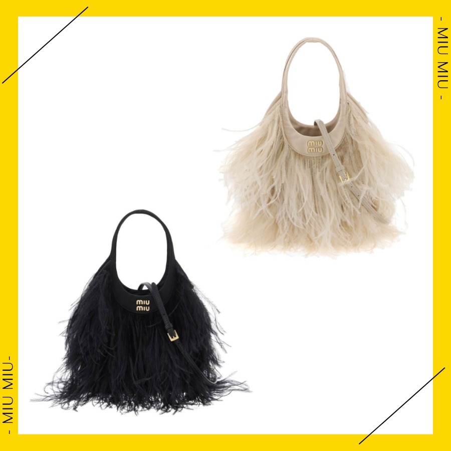 青デニム財布金ピアスジャケットシャツキャップ靴にMIUMIUバッグ