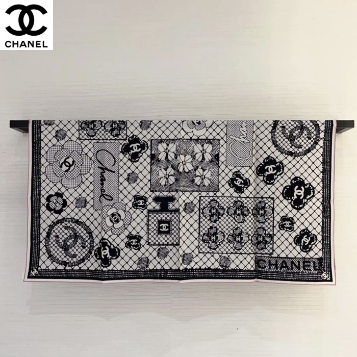 お洒落なモノトーン♡【CHANEL】シルクスカーフ