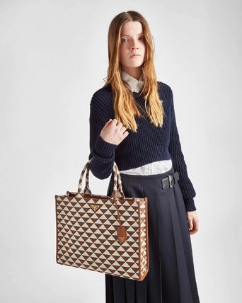 【セール】プラダ☆ロゴ エンブロイダリー ラージバッグ☆1BA356 1BA356 PRADA(プラダ) - 海外通販のBUYMA