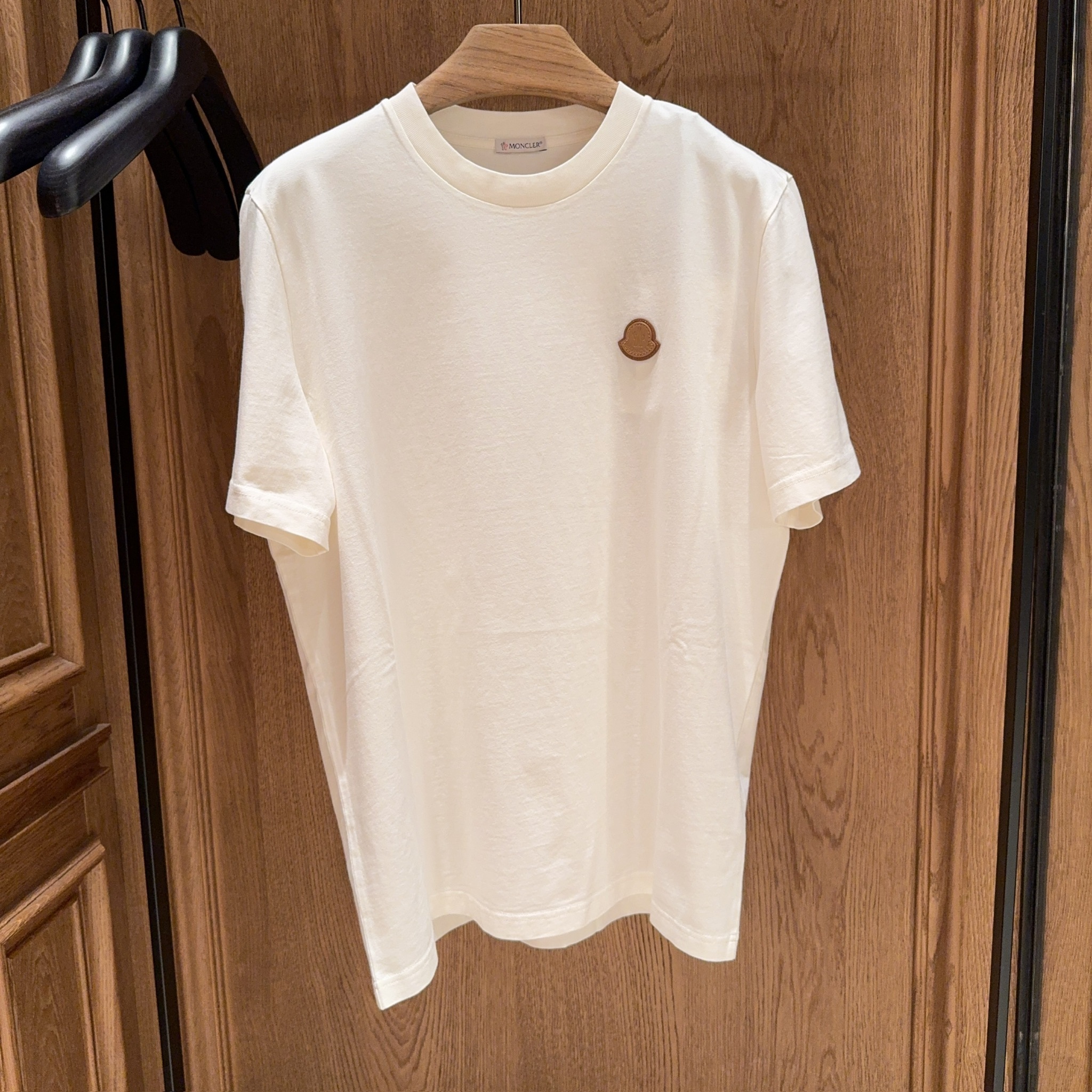 関税込 LIMITED AVAILABILITY LOGO PATCH T-SHIRT