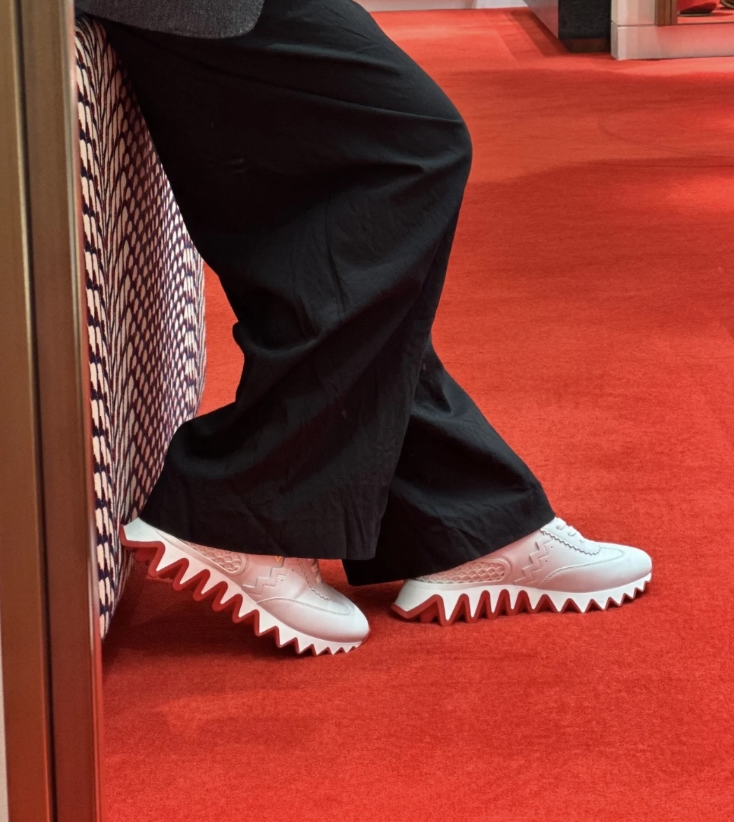 目を惹くデザインがオシャレ☆Chrisitian Louboutin☆Loubishark 目を惹くデザインがオシャレ☆Chrisitian Louboutin☆Loubishark