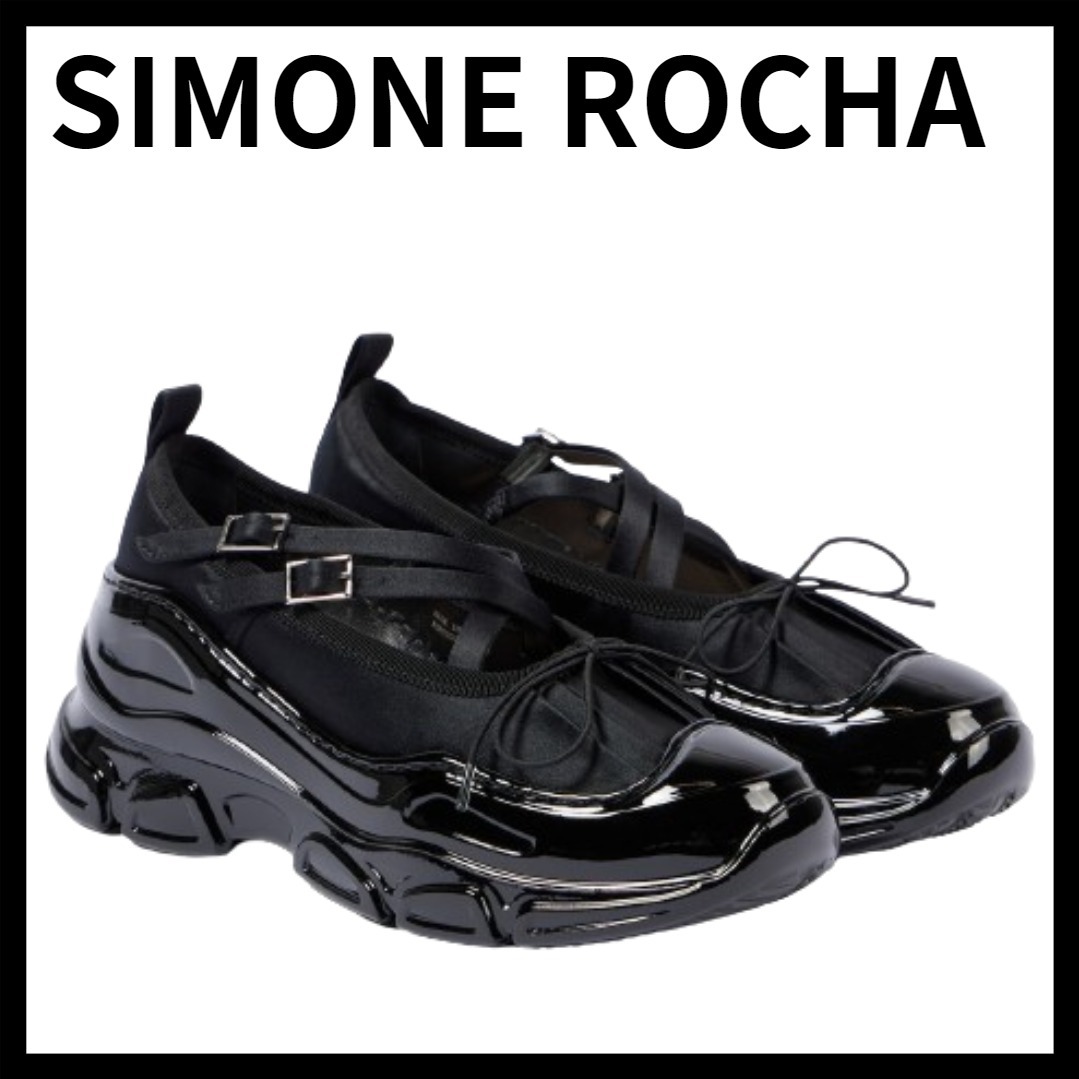 SIMONE ROCHAクリスタルバックルトラッカーレザートリムシューズ