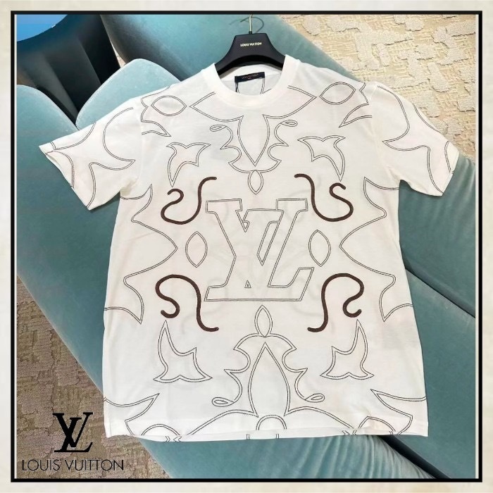 アラベスクモチーフのモノグラムが目をひくLouisVuitton Tシャツ