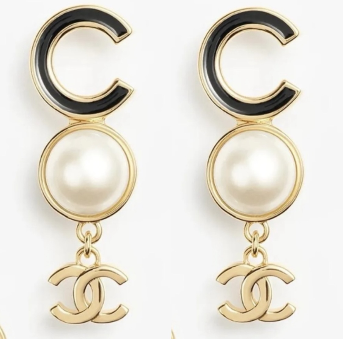 耳元を鮮やかに♡【CHANEL】ピアス CCロゴ