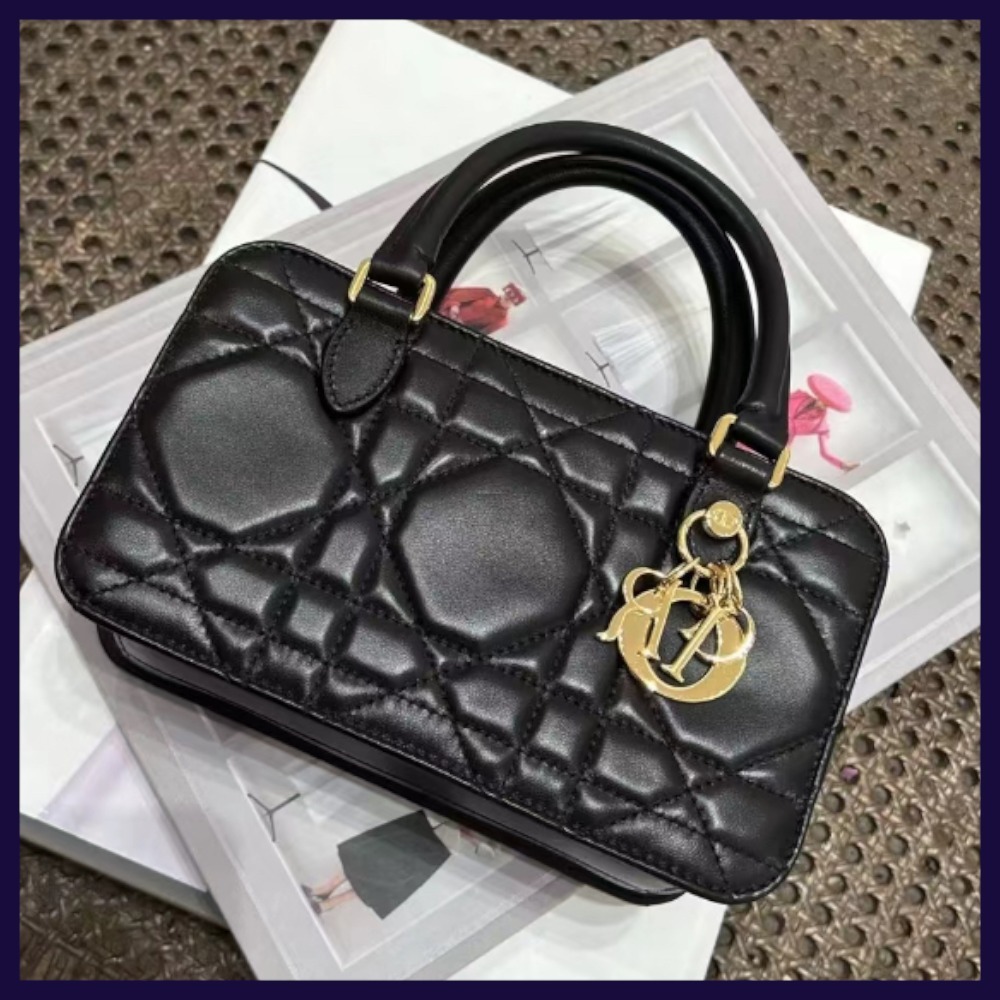【ゴールドチャームが映える♪】DIOR バッグ