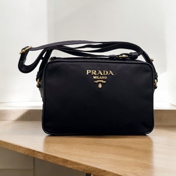 シンプル PRADA ナイロン サフィアーノ ショルダーバッグ 黒