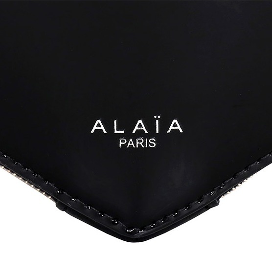 追跡あり★ALAIA☆ハート型 レザーショルダーバッグ お早めに！ 追跡あり☆ALAIA☆ハート型 レザーショルダーバッグ お早めに！