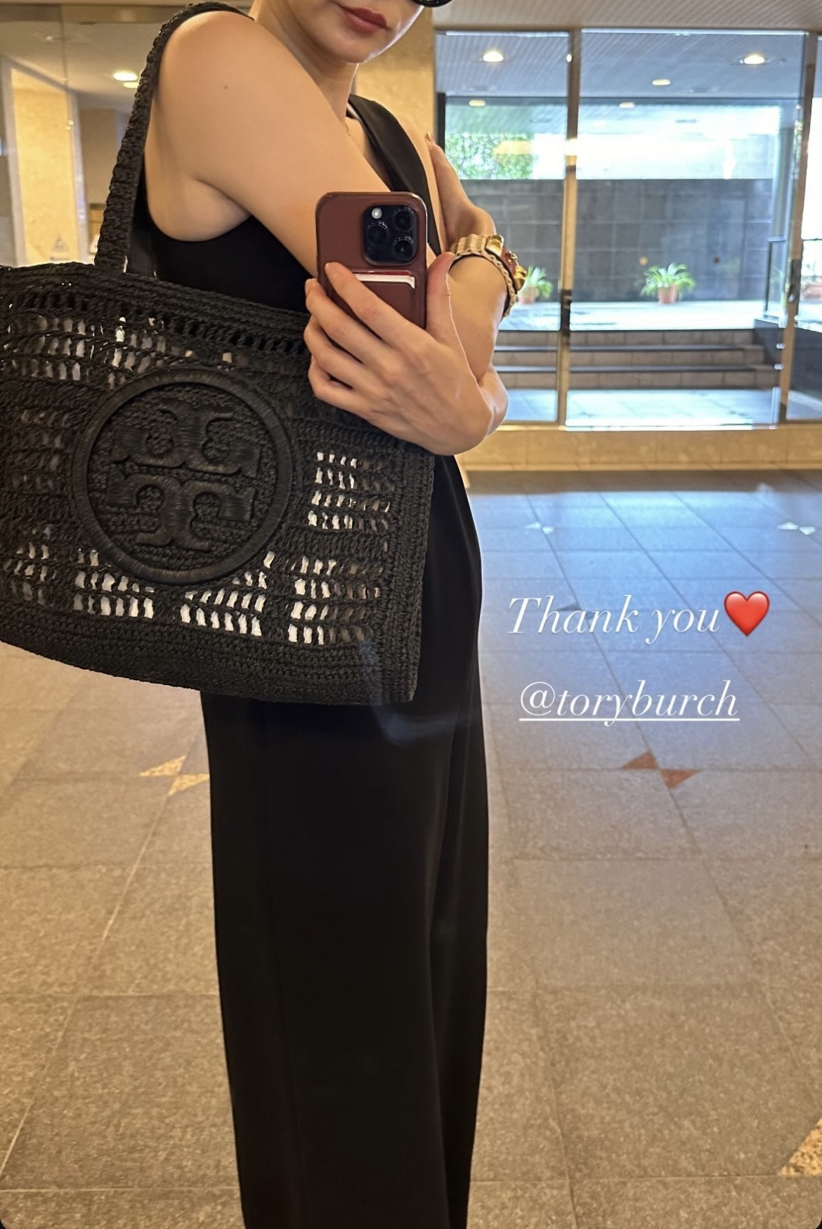 長谷川京子さん着用:Tory Burch◇エラハンドクロシェ ロゴトート