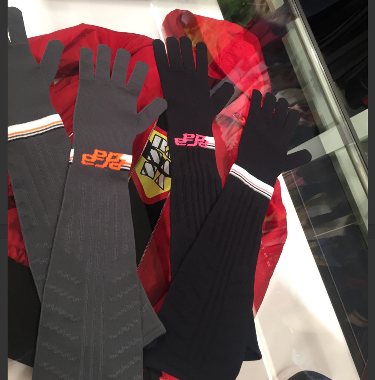 プラダレア物数限定［PRADA ]TECHNO NYLON 長手袋 273882色