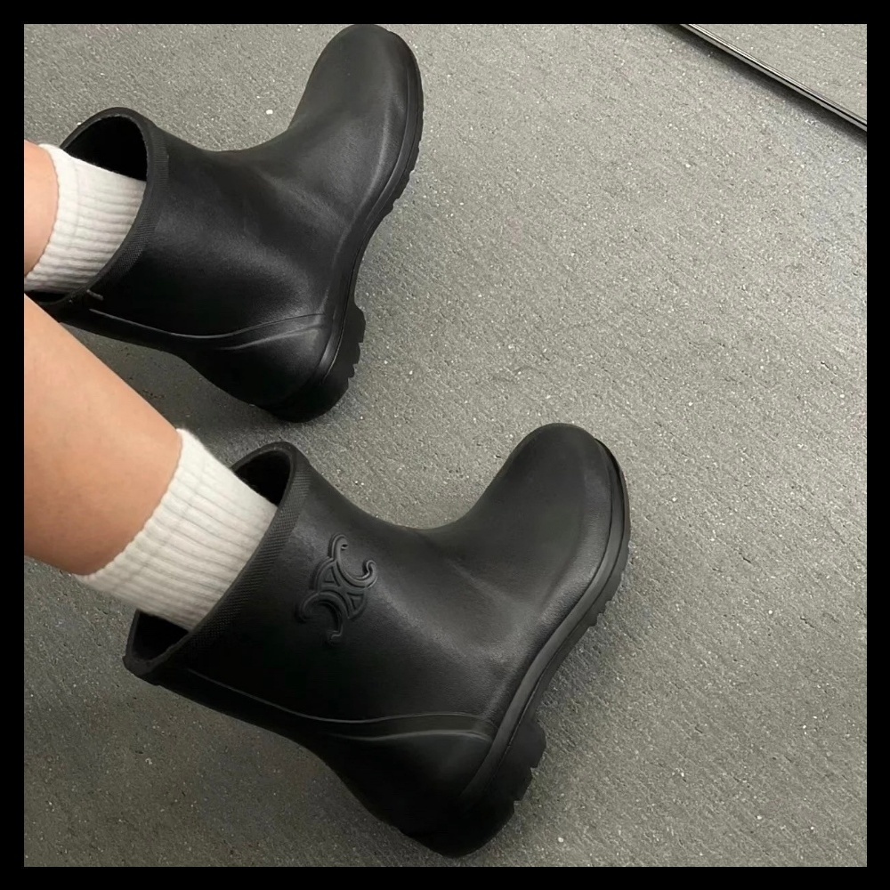 ☆CELINE☆ミドルカット レインブーツ ナチュラルラバー HIGH CELINE RAIN BOOTS IN NATURAL RUBBER - BLACK | CELINE