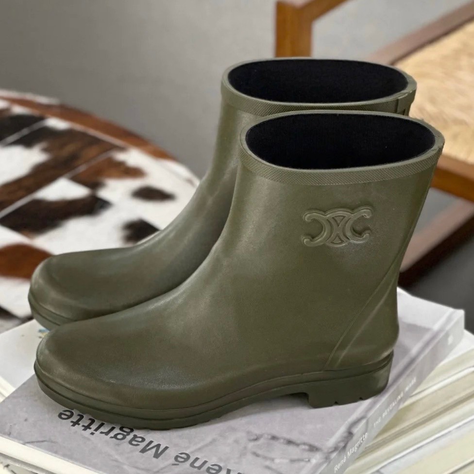 ◆関税込◆CELINE◆ミドルカット レインブーツ ナチュラルラバー HIGH CELINE RAIN BOOTS IN NATURAL RUBBER - BLACK | CELINE