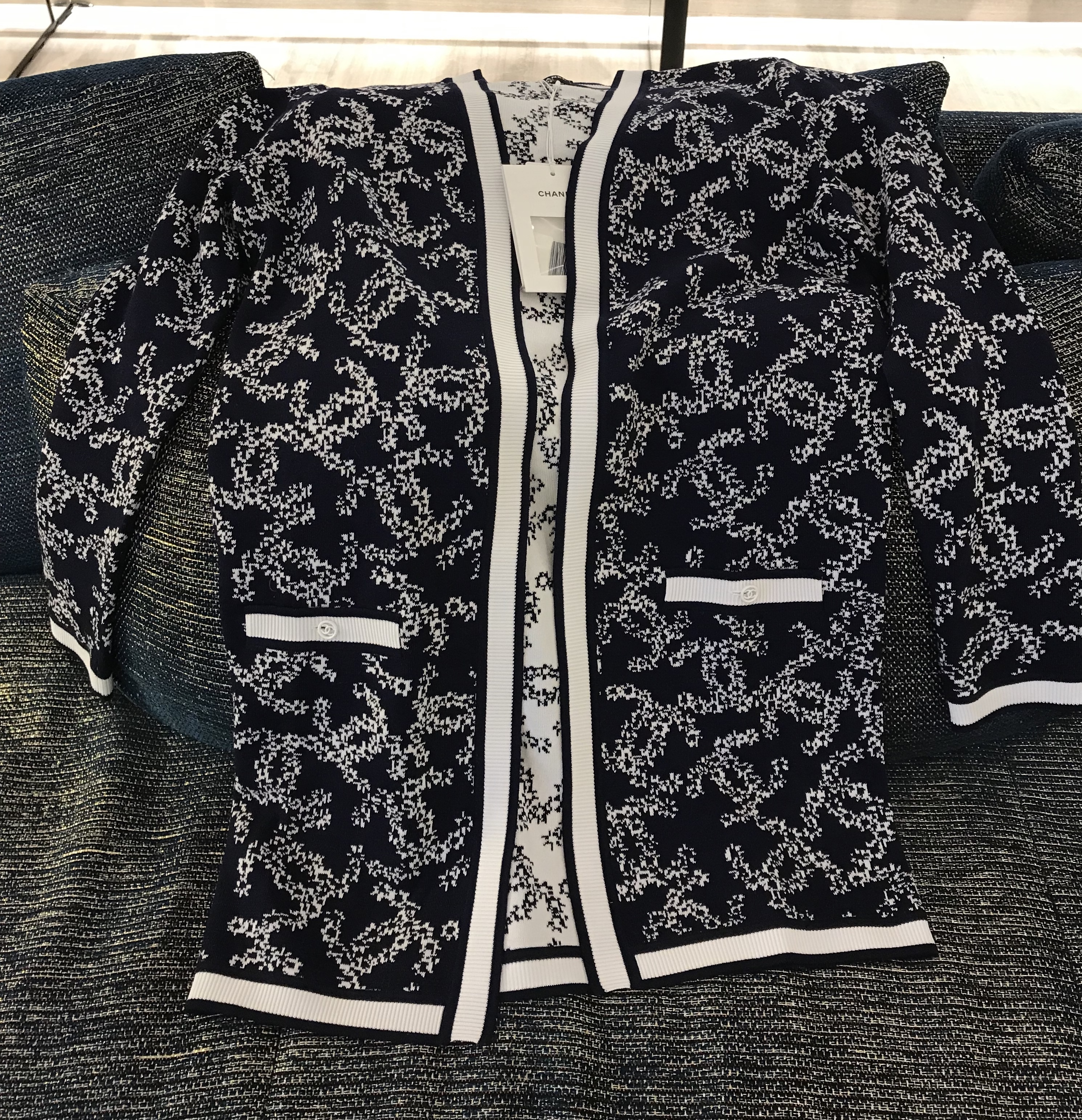 国内発送！シャネル・完売のオシャレなロゴ・カーデ/ジャケット