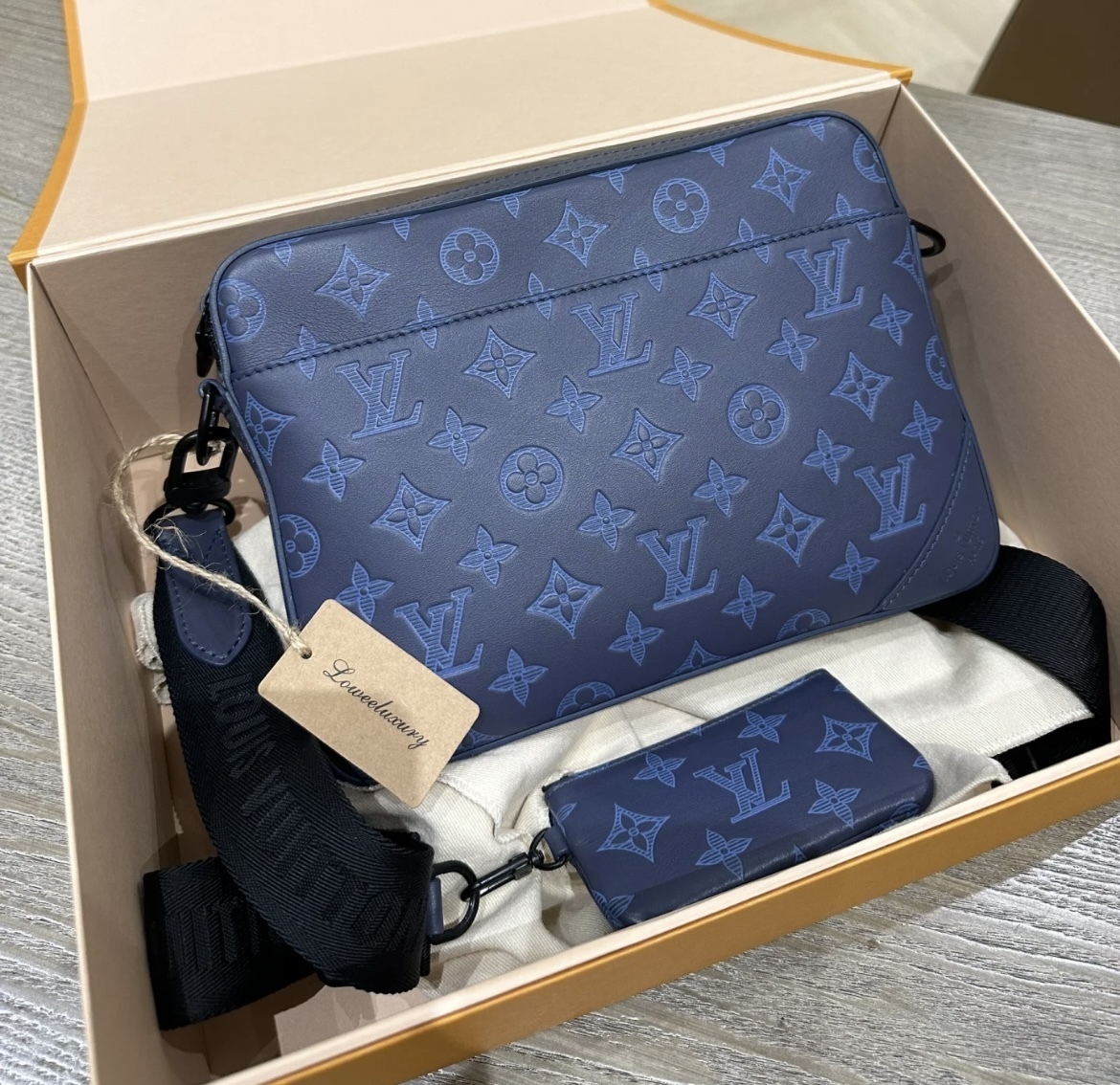 ブルーが効いてるシンプルLouis Vuitton デュオ・メッセンジャー