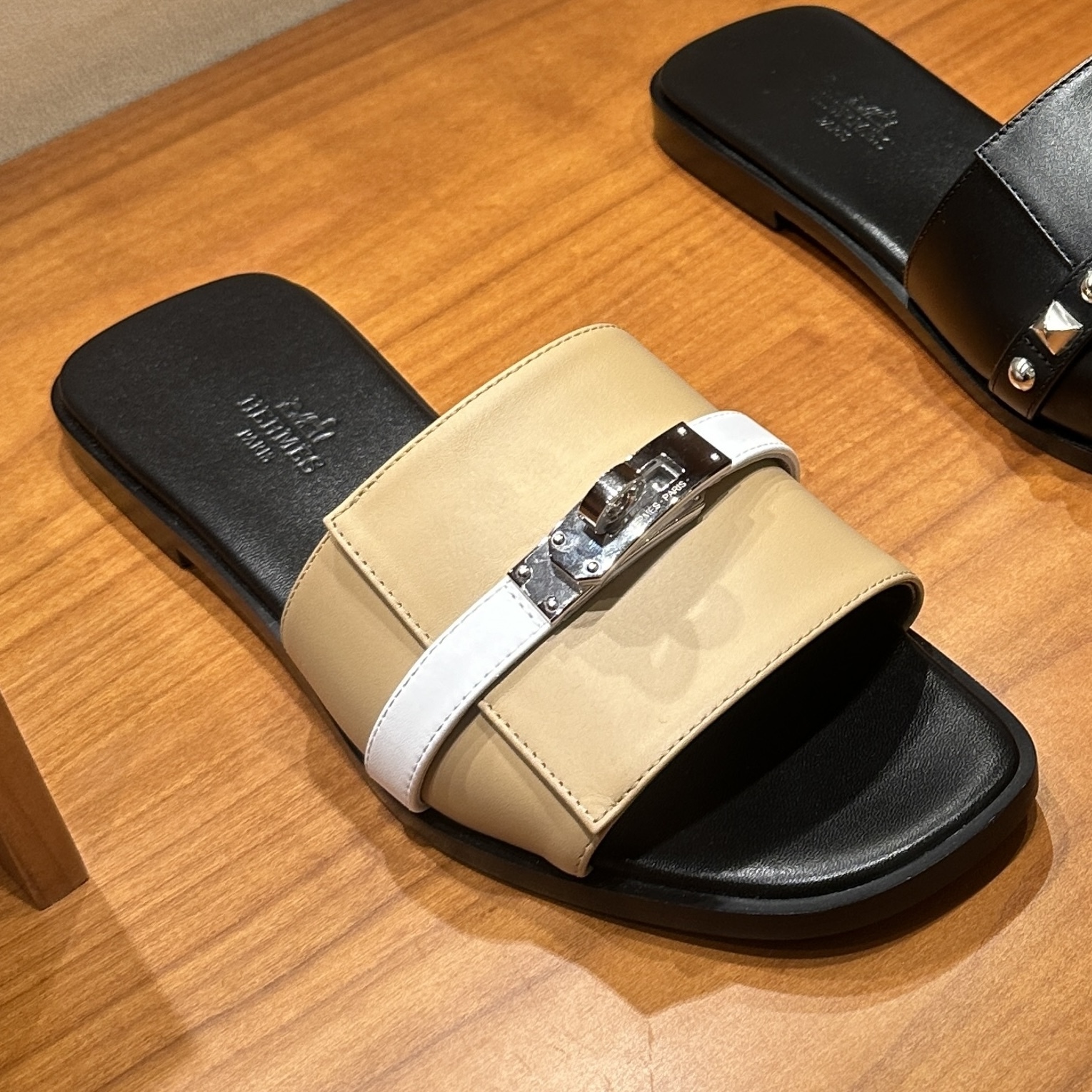 【上品でシンプルなデザイン】HERMES《ジュリア》サンダル
