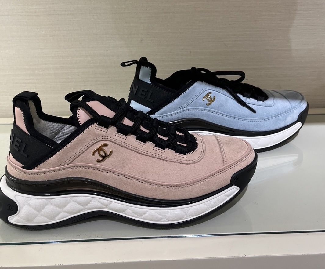 定番の形に新色登場！スモーキーカラーが◎CHANELスニーカー