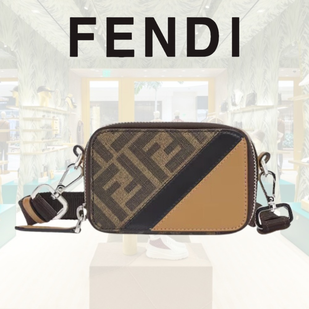 人気☆【FENDI】ミニポーチ ロゴ入り FFロゴ 使いやすさ◎