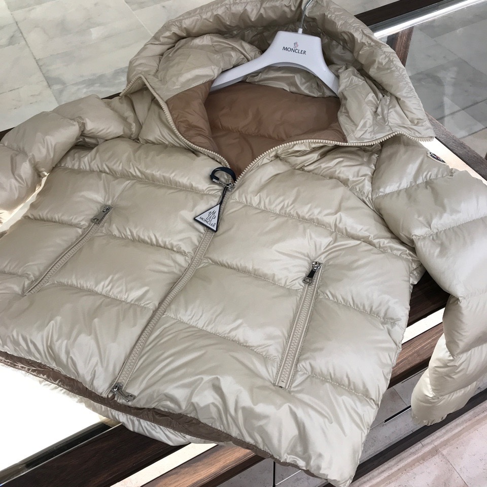 パリ直営店買付!【MONCLER】Biron フード付きショートダウン