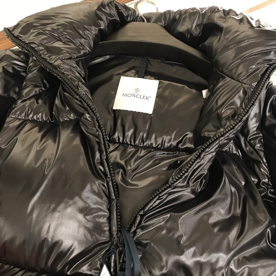 パリ直営店買付!【MONCLER】Breteuil ショートダウン パリ直営店買付!【MONCLER】Breteuil ショートダウン アウター