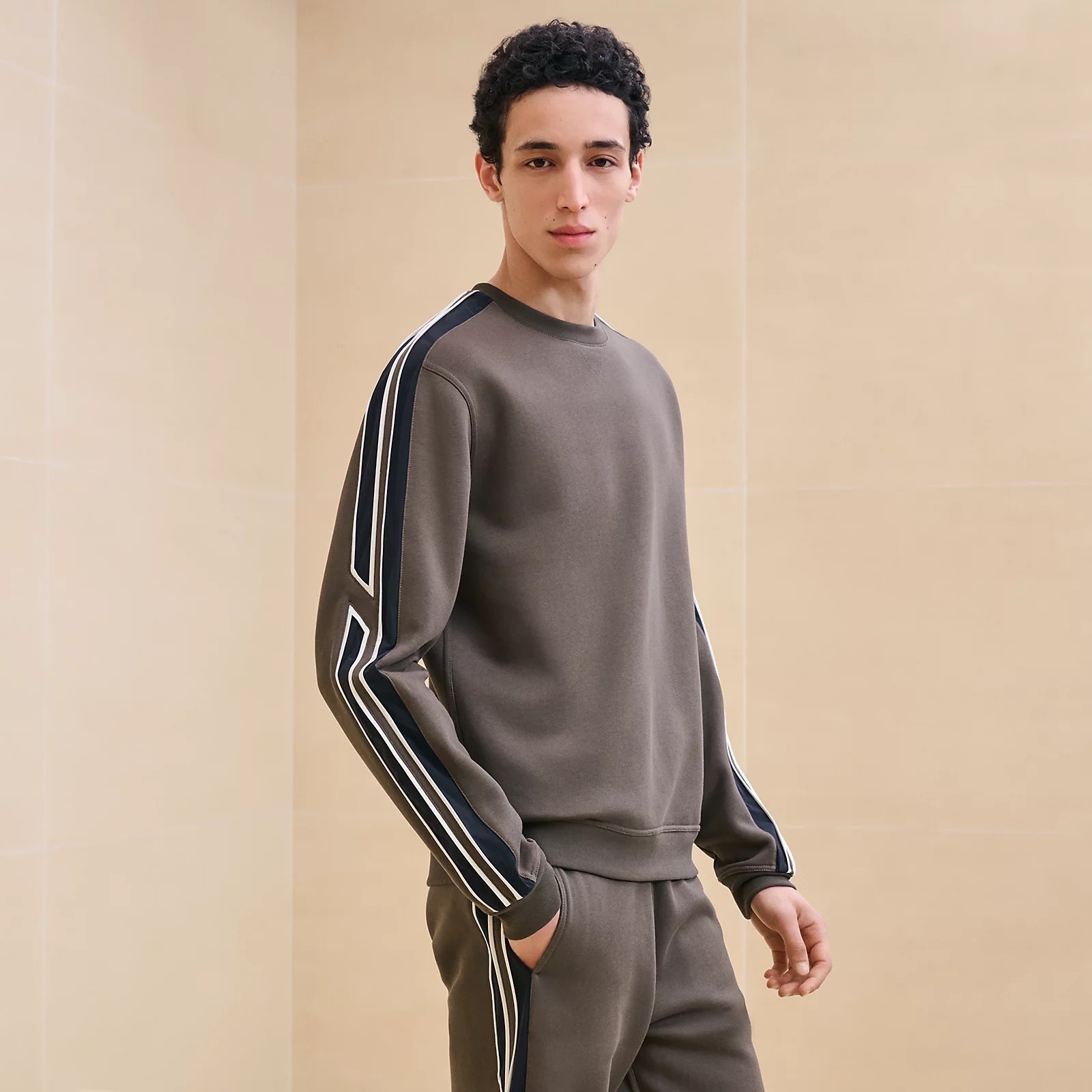 HERMES 24AW ラウンドネックスウェット《Run H》Basalte 直営店
