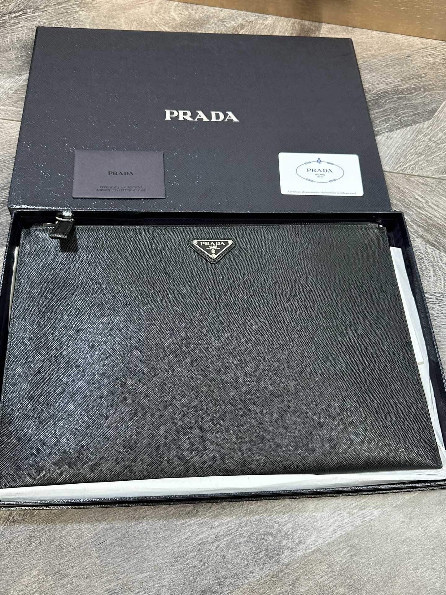 ★送料込★PRADA クラッチバッグ 三角プレート サフィアーノ