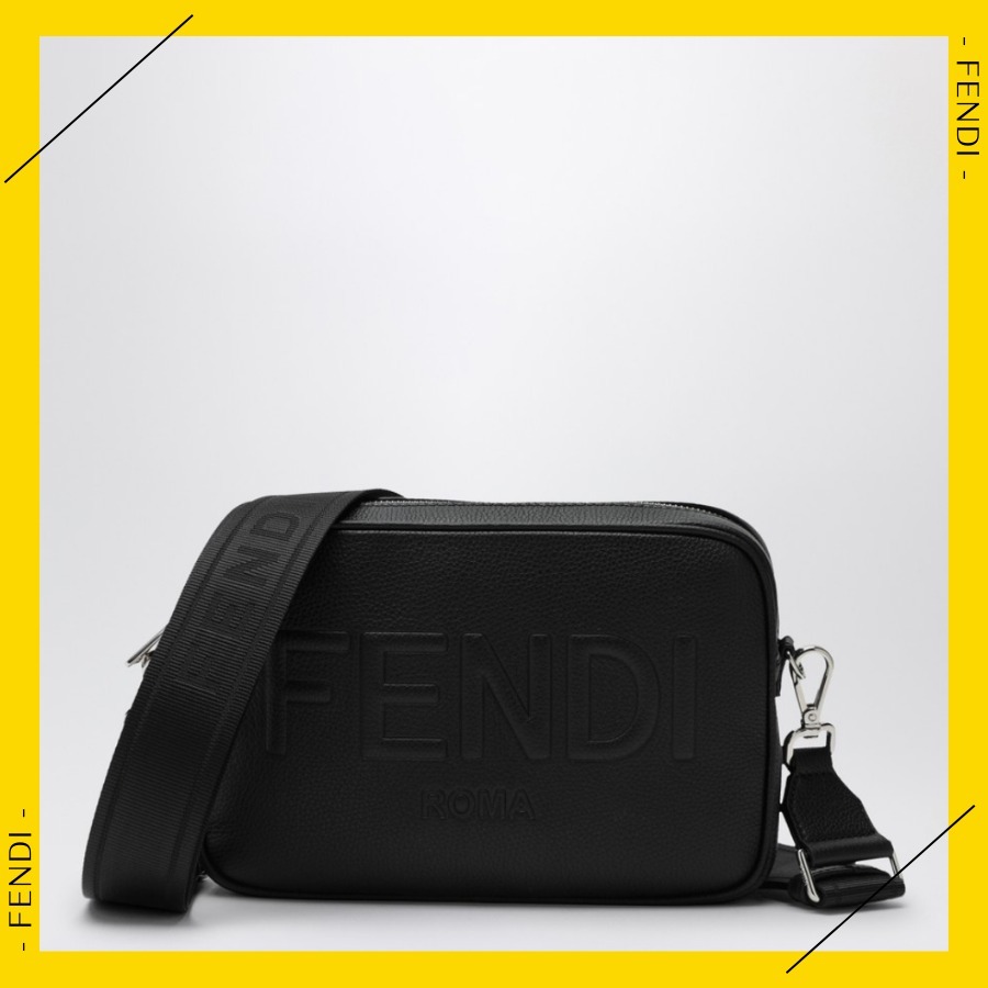 白ジャケットパンツ革財布スウェット靴にFENDIフェンディバッグ