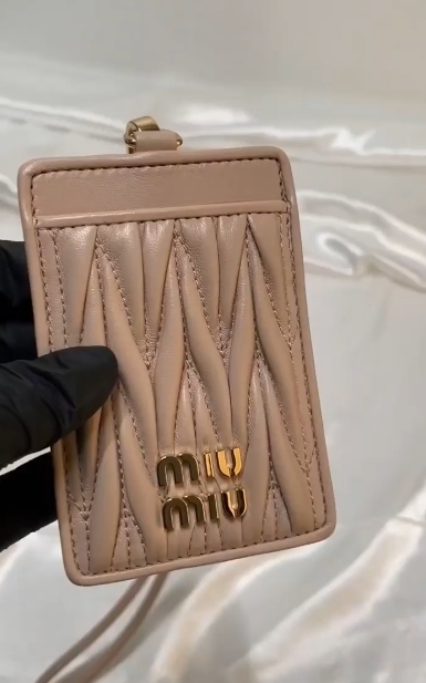 ☆送料関税込☆MiuMiu ストラップ ID カードホルダー☆超人気☆ ☆送料関税込☆MiuMiu ストラップ ID カードホルダー☆超人気