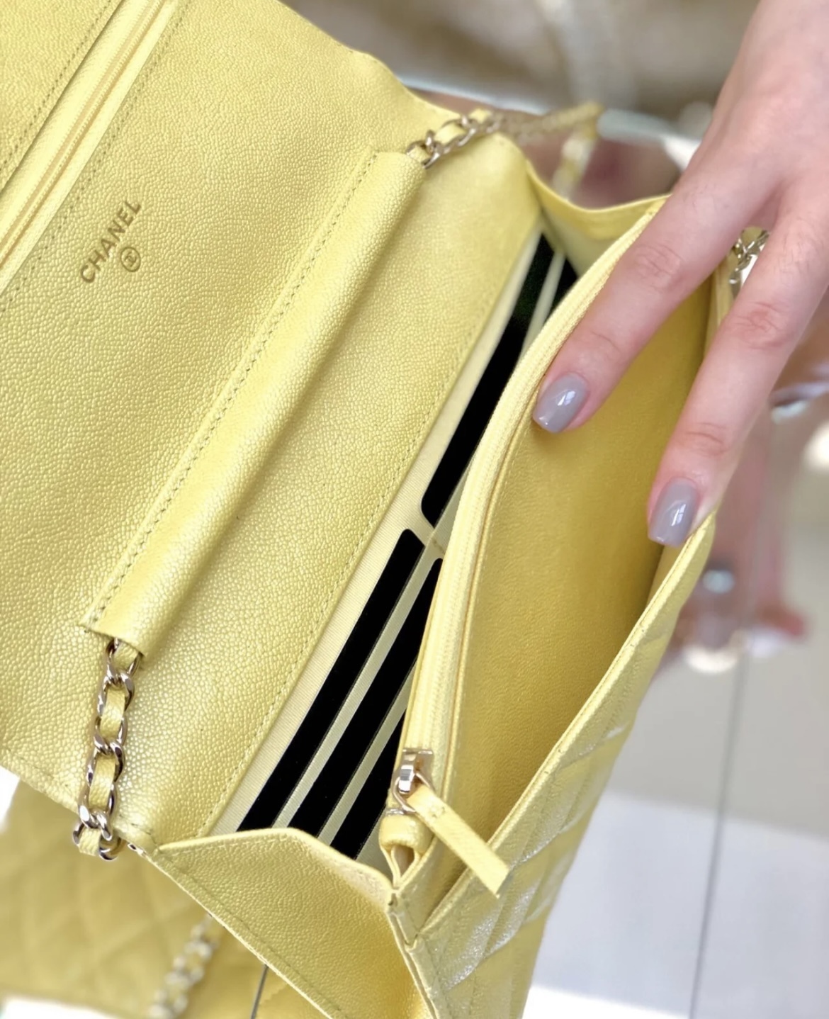 優しいイエローがコーデ映えする CHANEL チェーンウォレット 優しいイエローがコーデ映えする CHANEL チェーンウォレット