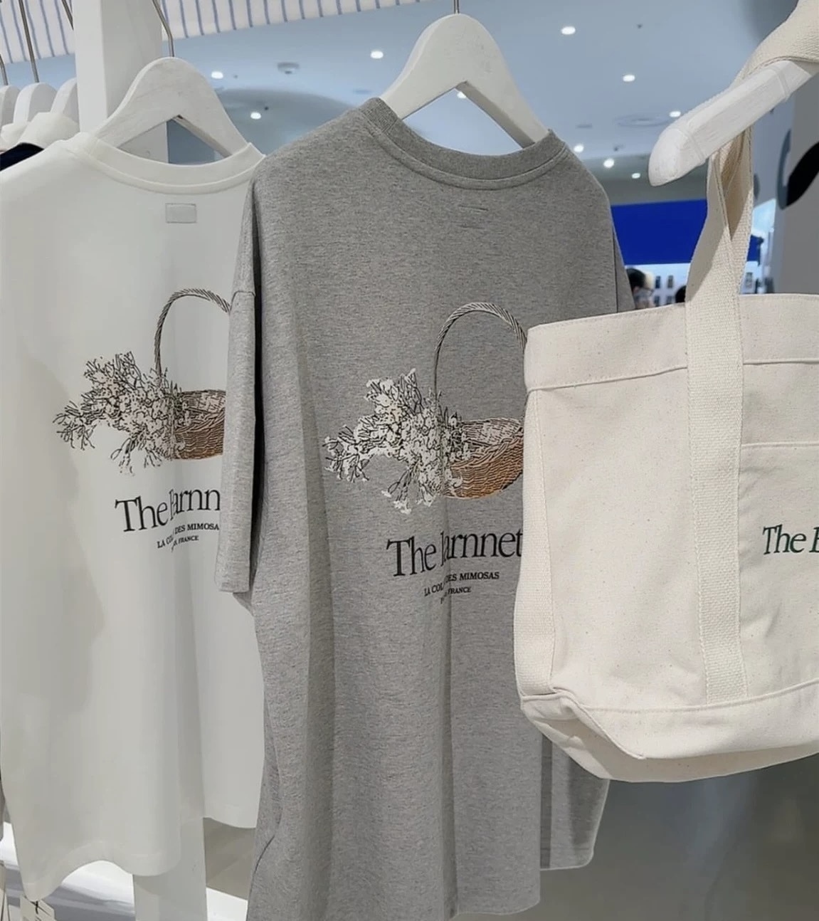 Tシャツ・カットソー The Barnnet White Flower Basket T-Shirt