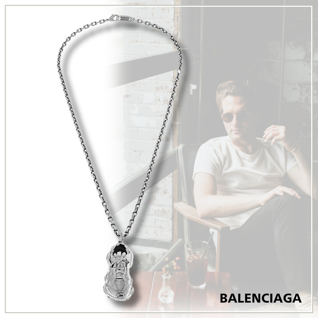 存在感を放つ【BALENCIAG】カーゴキーホルダーネックレス