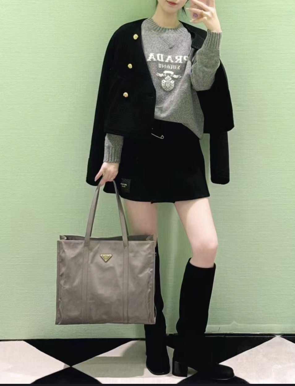他にはない印象的なデザイン《PRADA》ショートツイルスカート