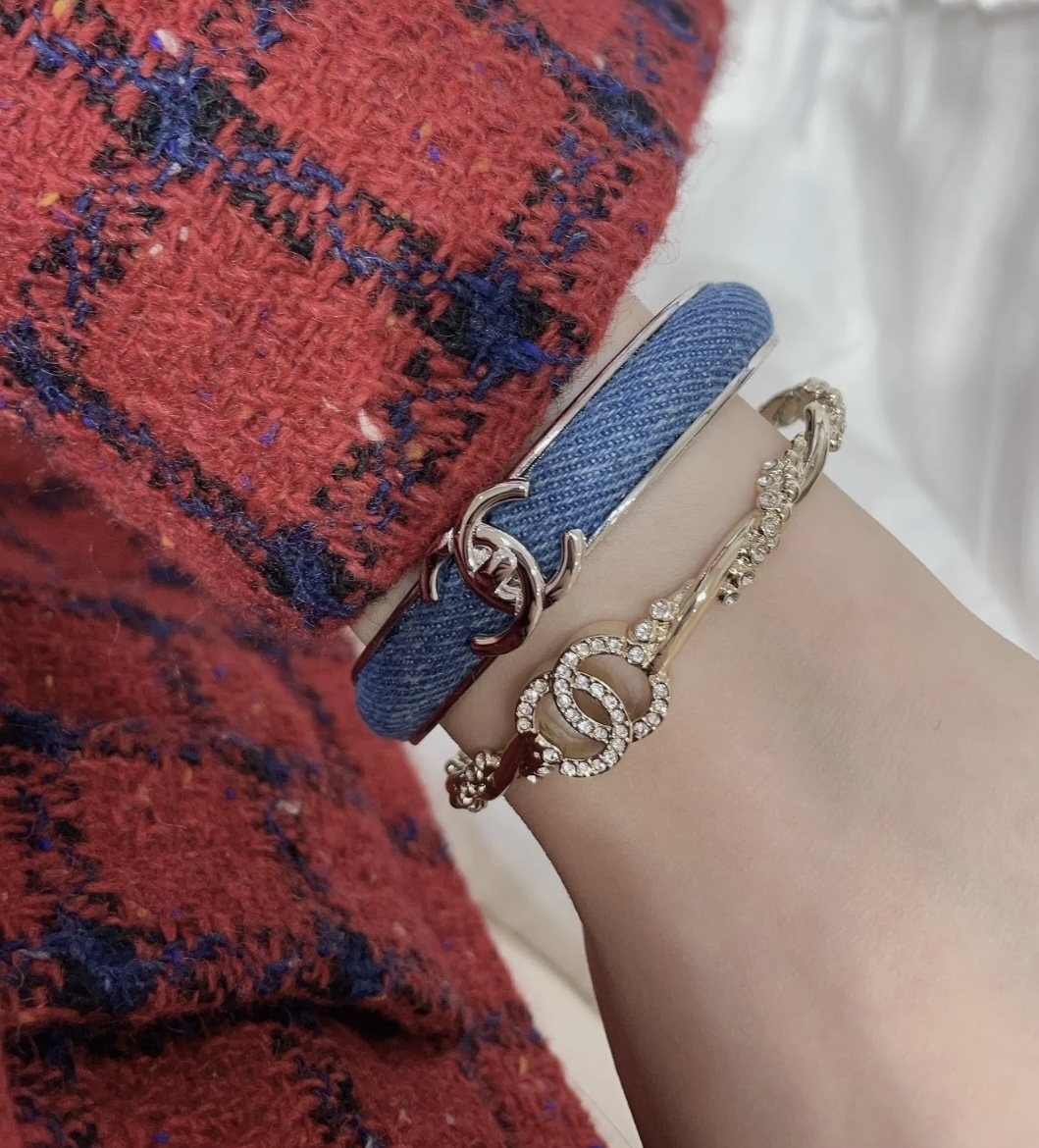 ターンロックとデニムのシンプルさがイイ CHANEL ブレスレット