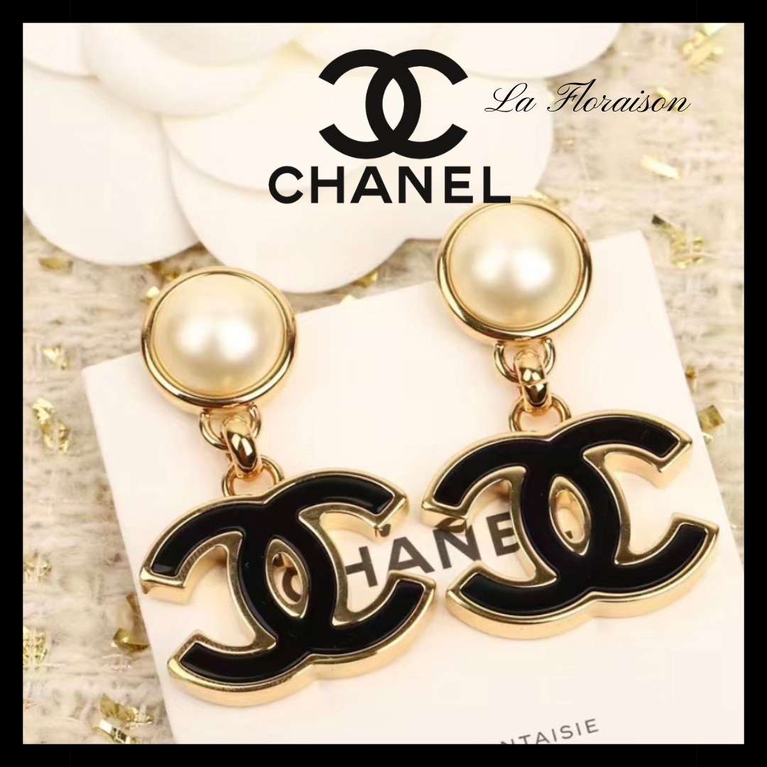 【CHANEL】キラキラ ホワイト CCロゴ ピアス 特別なギフトに！ CHANEL】キラキラ ホワイト CCロゴ ピアス 特別なギフトに！