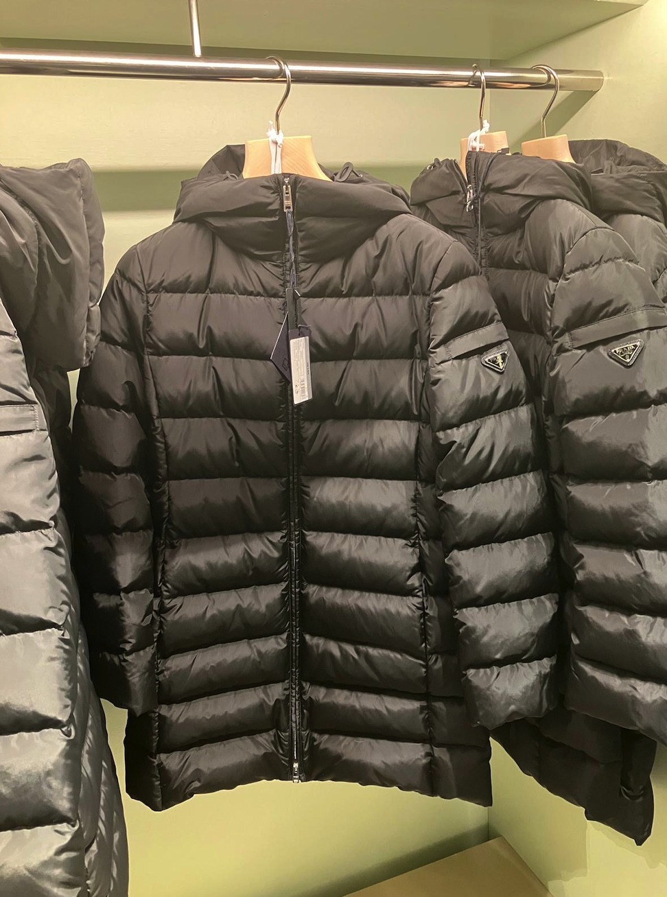 VIP価格! PRADA ベルト付き ロングダウンジャケット 29O364 PRADA23冬】29O364 ベルト付 ロゴ ロングダウンジャケット