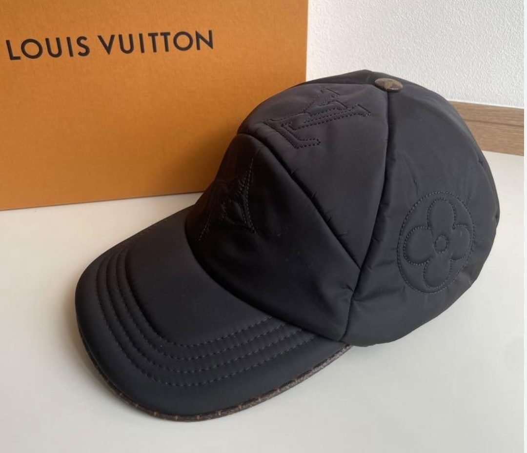 ナイロン素材で旅行でも重宝 Louis Vuitton キャップ・LV ピロー