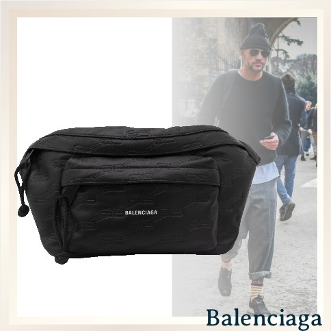 斜めがけでオシャレに《Balenciaga》ロゴレザーベルトバッグ