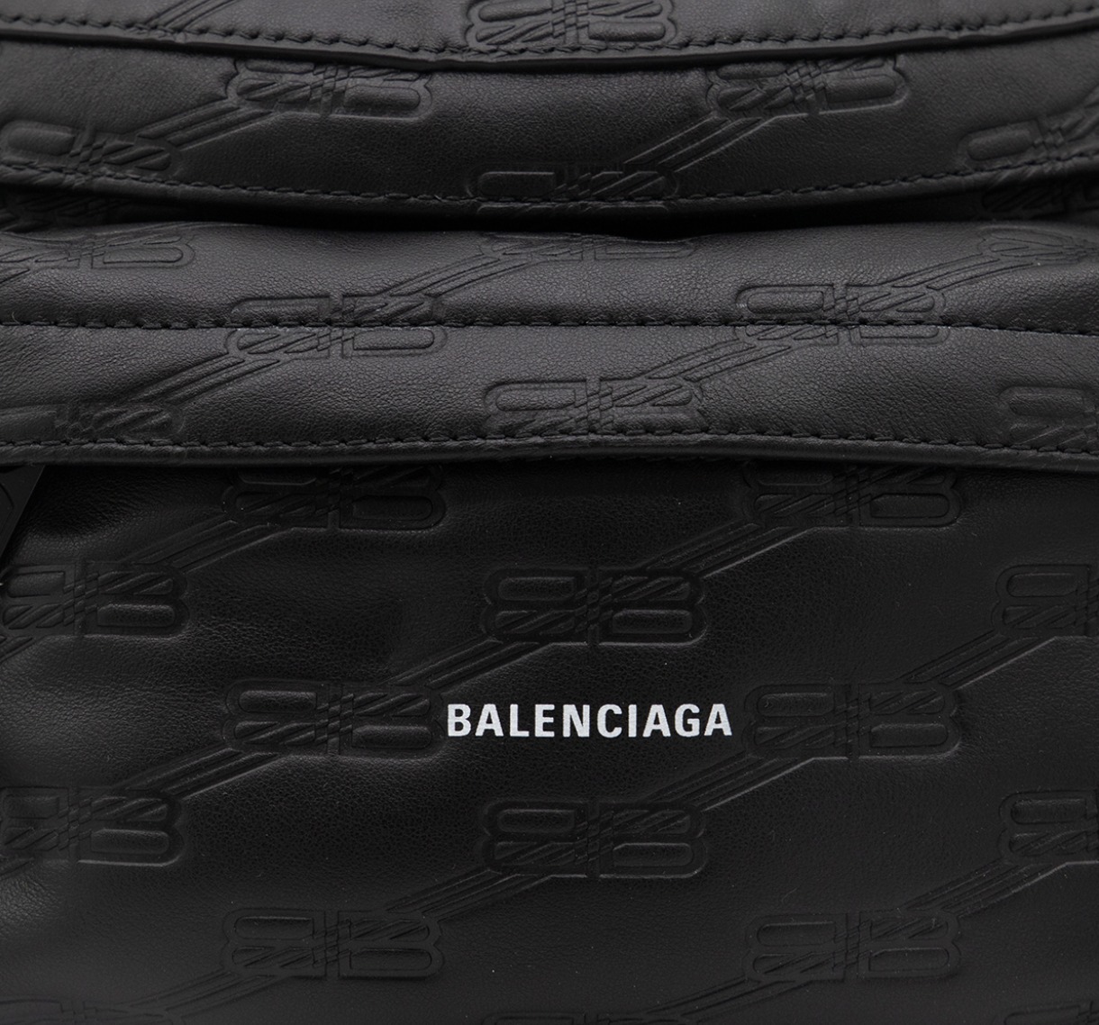 斜めがけでオシャレに《Balenciaga》ロゴレザーベルトバッグ