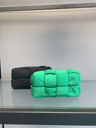 BOTTEGAVENETA イントレチャート パッド入りベルトバック 679763