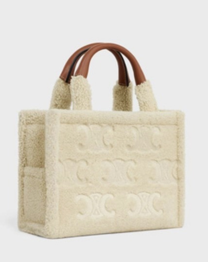 冬のホワイトは可愛い《CELINE》スモールタイスカバ