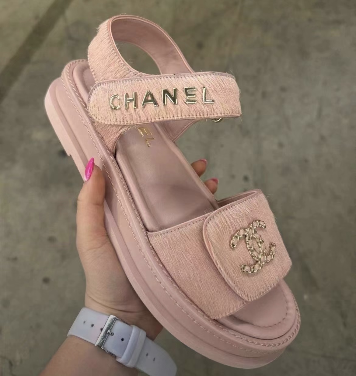 ソックスと合わせてもOK ハラコ素材のシンプルなCHANEL サンダル