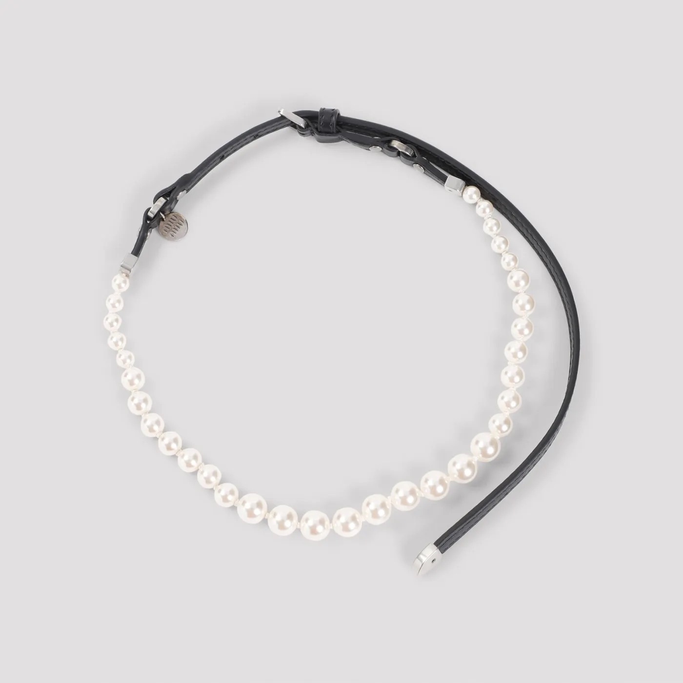 バッグにつけても可愛い《Miu Miu》パールレザーネックレス