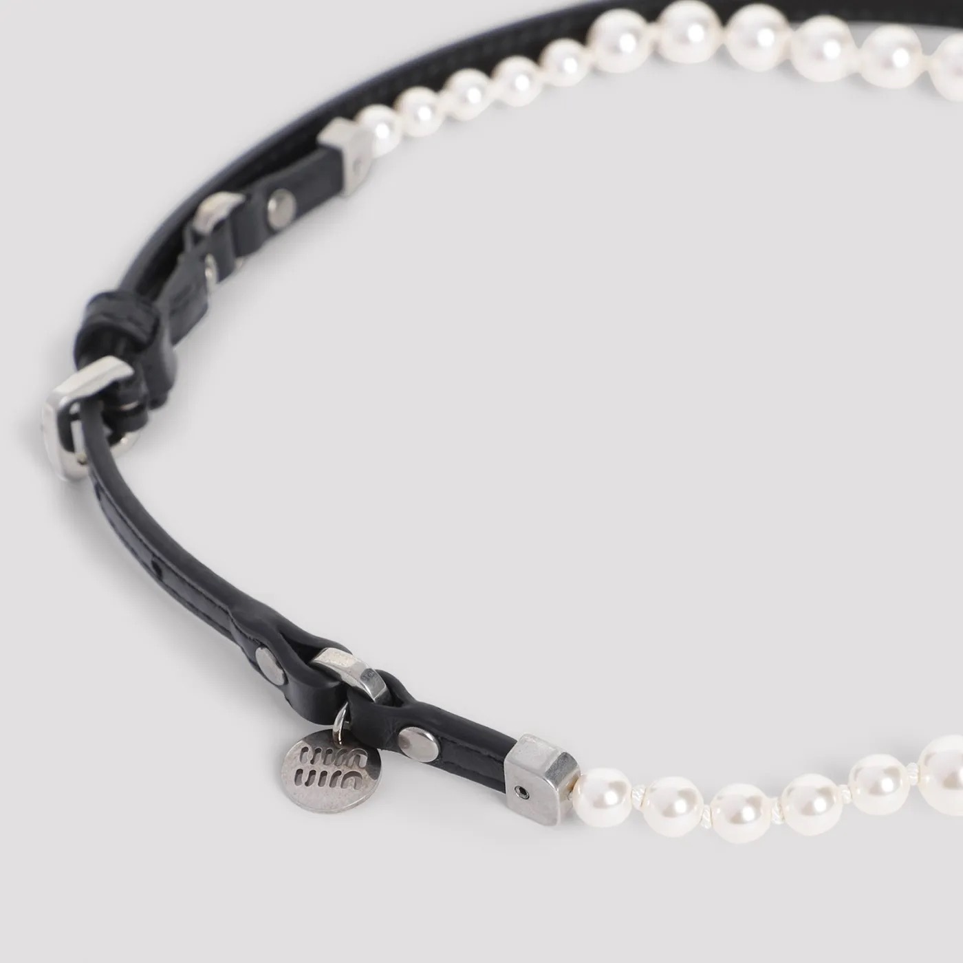 バッグにつけても可愛い《Miu Miu》パールレザーネックレス