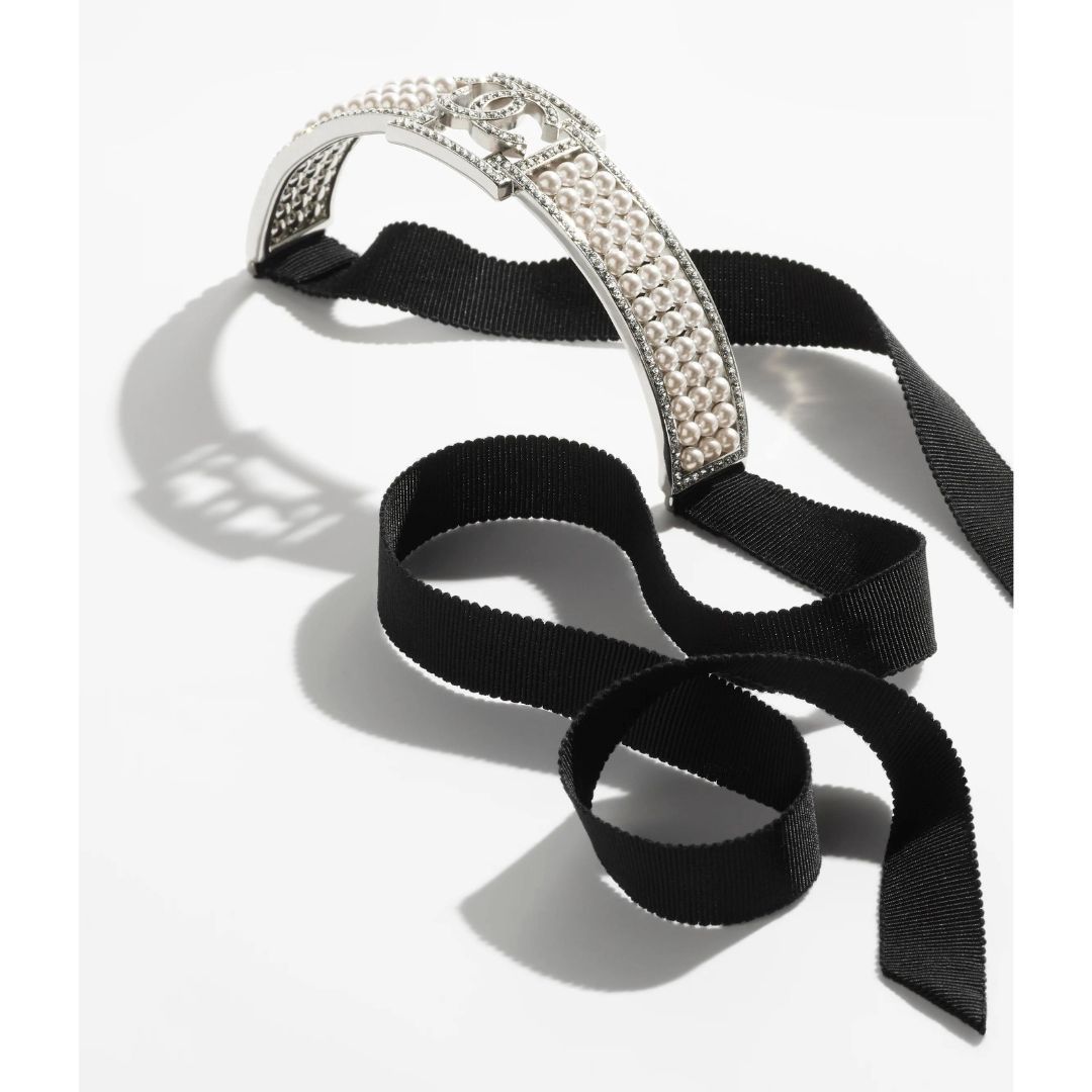 CHANEL】チョーカー CCロゴ クリスタル ワンピースに合う