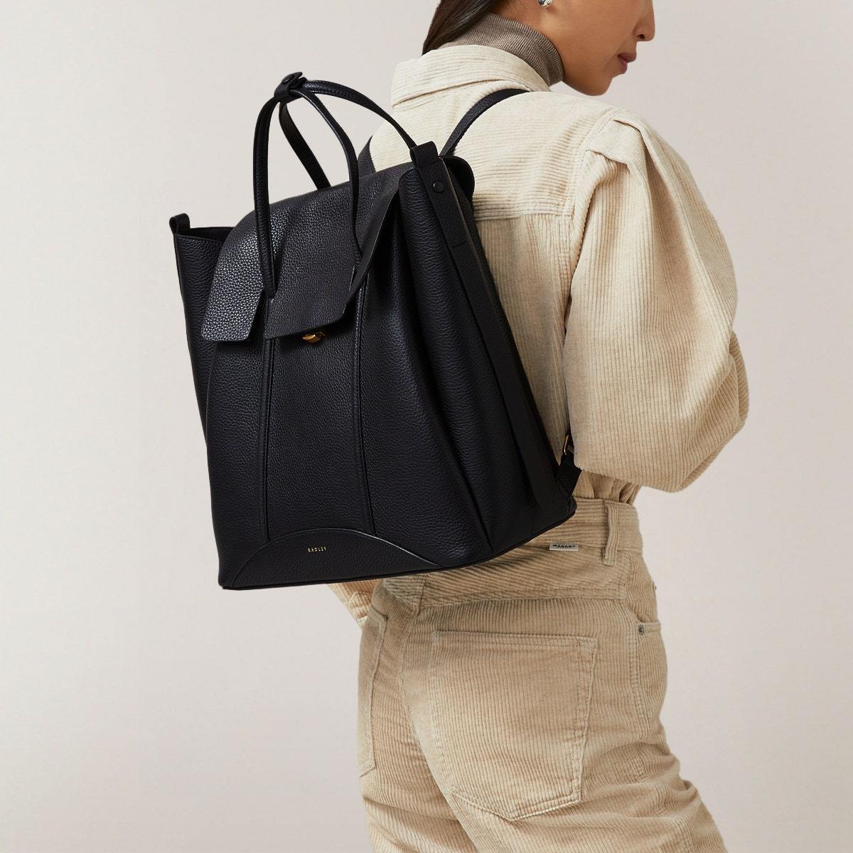【CHANEL】エレガントなメタル製ゴールドペンダントピアス CHANEL】エレガントなメタル製ゴールドペンダントピアス
