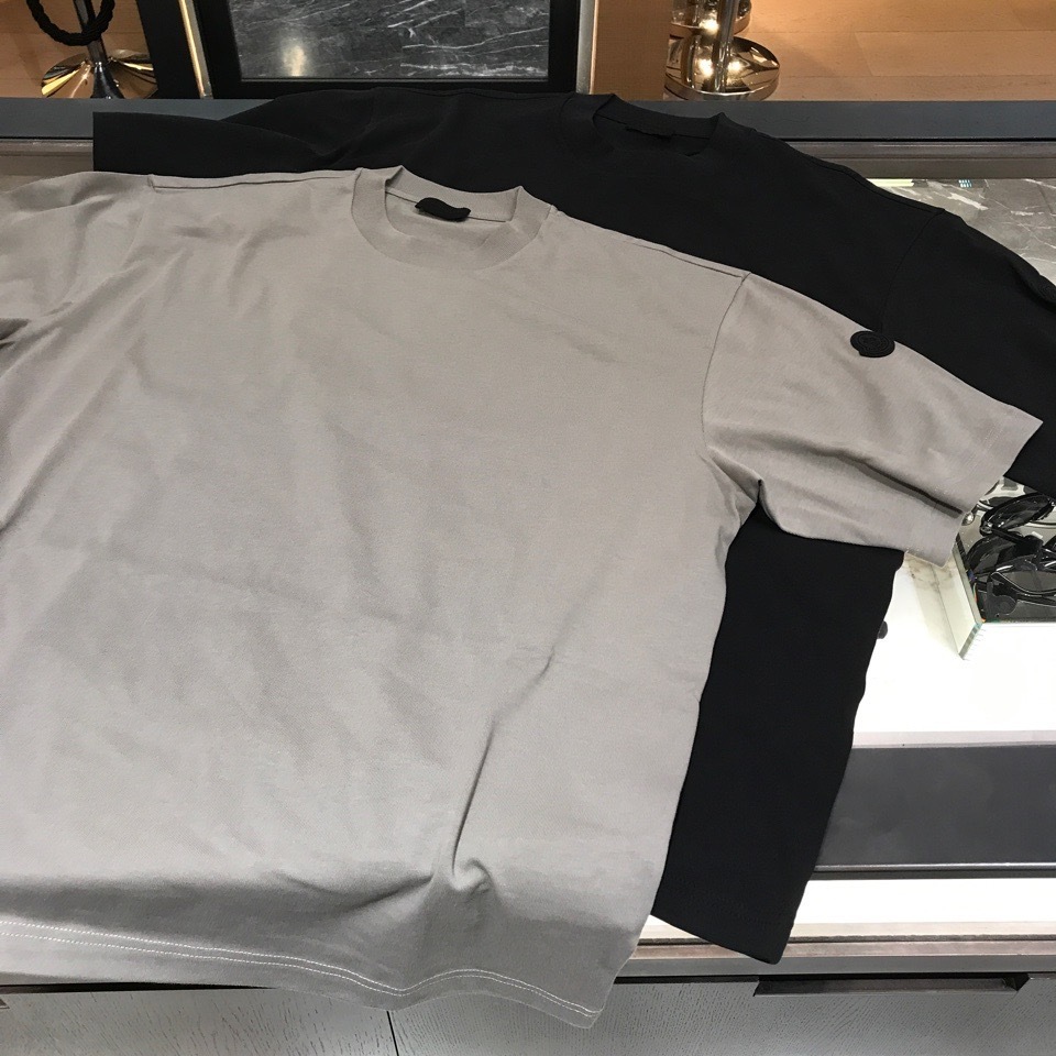 パリ直営店買付!【MONCLER】バックスタイルロゴTシャツ☆２色 パリ直営店【MONCLER】バックデザイン縦マルチロゴTシャツ☆2色