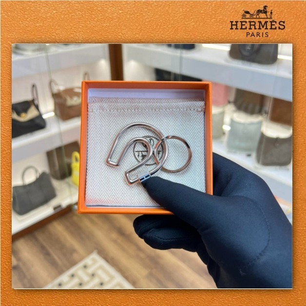 【鍵が紡ぐエレガンスの象徴・個性】HERMES ブローチ ≪キーH≫ 鍵が紡ぐエレガンスの象徴・個性】HERMES ブローチ ≪キーH≫